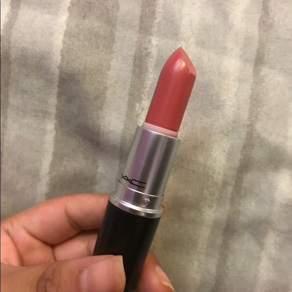 MAC Lipstick Fanfare - Picture 3 of 5